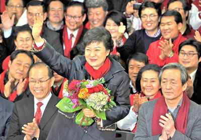 Bà Park Geun-hye hạnh phúc đón nhận bó hoa chúc mừng đắc cử Tổng thống Hàn Quốc.